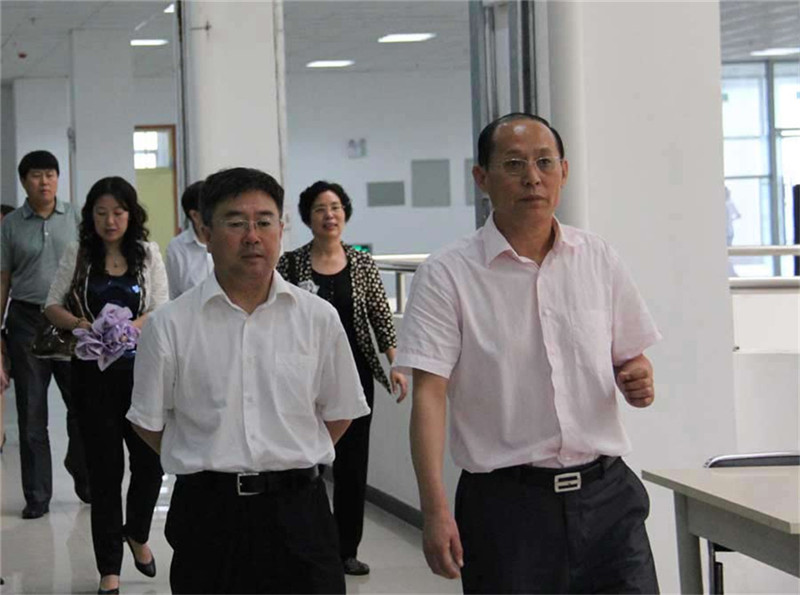 张晋生教授陪同教育厅原副厅长郭立宏来我校视察